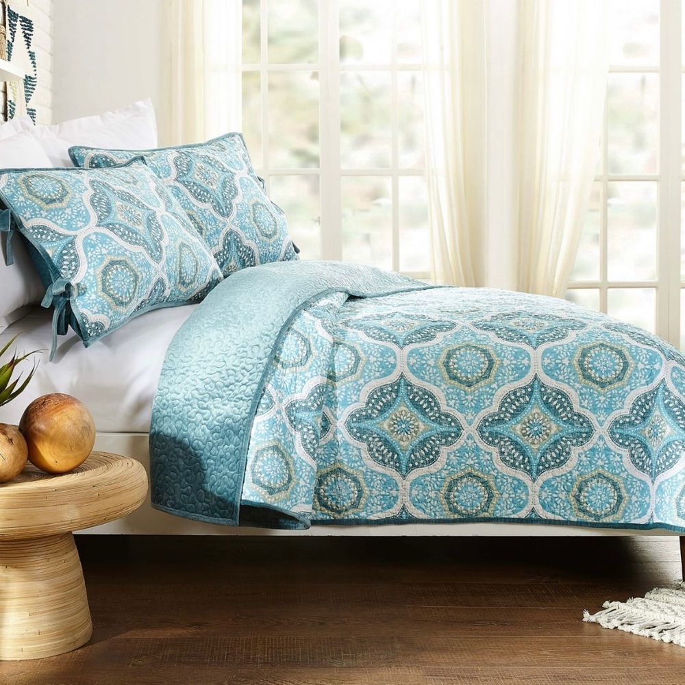 Better Homes & Gardens Aqua Velvet Medallion Cotton Quilt, King